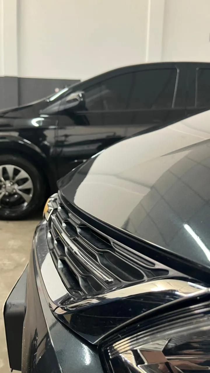 Capô de carro cinza reparado sem repintura pelo martelinho de ouro em Bauru